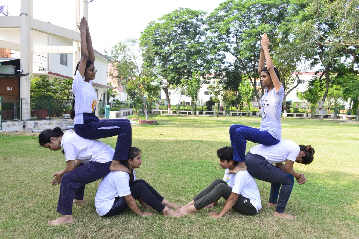 LtPriyanka's tweet photo. 7th international yoga day celebrate by GVM girls clg ncc cadets of 12 hr bn sonipat ambala group.. #NCC #InternationalDayOfYoga #InternationalDayOfYoga2021 @LtPriyanka @CPhhp @drajaykumar_ias @HQ_DG_NCC @gvm girls college sonipat https://t.co/VzInh9C4Bp