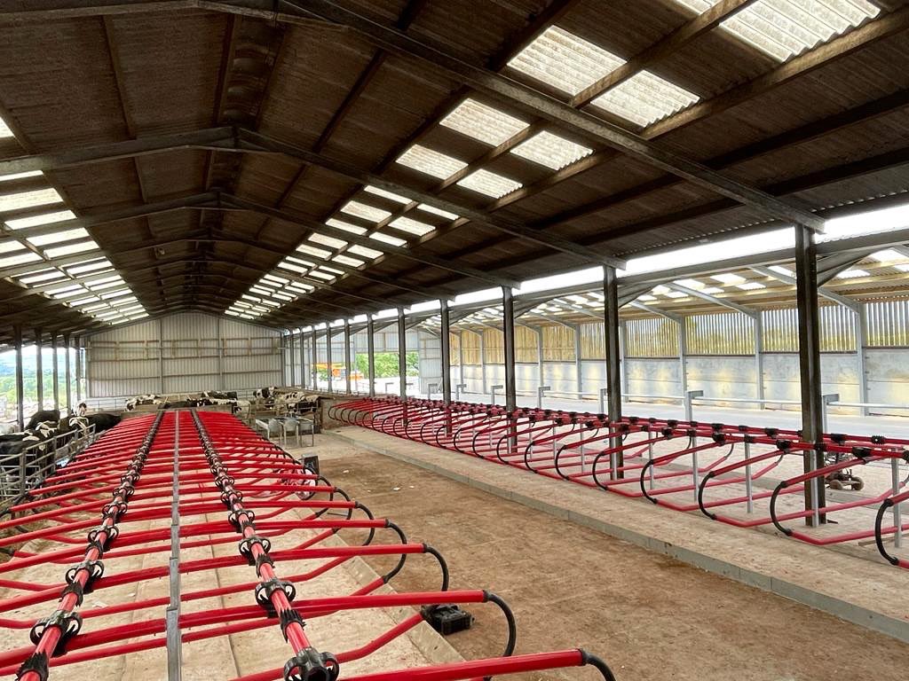 A recent installation of our Siesta cubicles in UK🇬🇧

Our flexible cubicle system accommodates the size of each cow, encourages cows to lie correctly and for longer periods✅

Increased lying times🐮 = higher milk yields🥛

EASYFIX.com 

#EASYFIXOfficial #dairy #farm