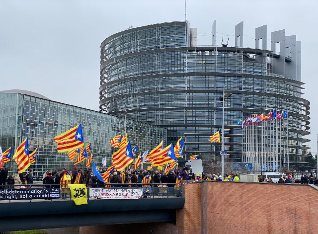 arkaero's tweet photo. Dinant a Valencia amb uns amics “de Dretes “.... hem preguntan; ¿ verdad que ya ha bajado 👎🏽el SUFLÉ en Cataluña? 😂🤣🤦‍♂️les respondo; ya no es suflé; Catalunya es una república independent pero ESTÁ EN TRÁMITs internacionals... https://t.co/yikZsoKrSc