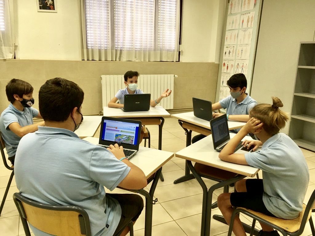 Els alumnes de 6è de Primària guanyen la fase catalana del concurs <a href="/consumopolis/">Consumópolis</a>, una proposta del Ministeri de Consum que pretén fomentar el debat entre els joves per tal d’afavorir un consum més just i responsable. Moltes felicitats! <a href="/consumogob/">Secretaría General de Consumo y Juego</a> 
#consumopolis #c16