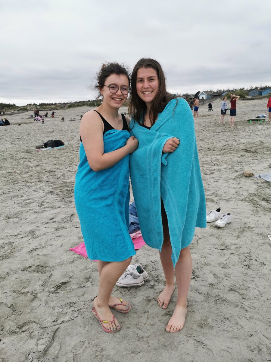 priors_field's tweet image. To kick off the @BSAboarding #NationalboardingWeek our @PFBoarding made the most of the British summer and hit the beach #iloveboarding #PFtheplacetoachieve