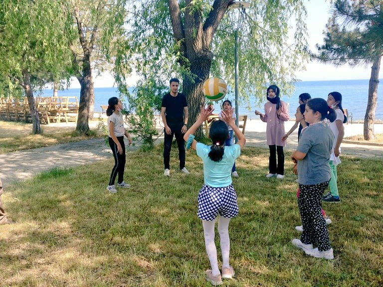 GSB_AhlatGM's tweet photo. Merkezimizde Yöresel Halk Oyunları Kulübümüzde eğitim alan gençlerimizle birlikte piknik, sportif ve sanatsal faaliyetler gerçekleştirerek güzel bir gün geçirdik.
#GSBGM
@fikretdag_42 https://t.co/QH1ldonxo6