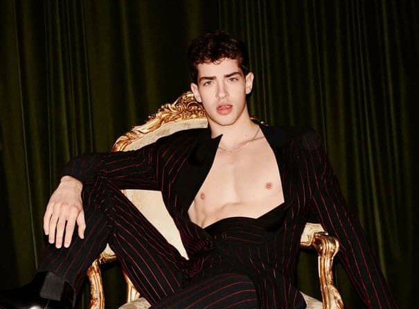 Theus_martinez_'s tweet photo. @manuriosfdez passou a temporada todinha comend0 ou dand0  pro Omar e pro Ander , o diretor esqueceu de dá enredo pra ele https://t.co/Lv2kNMd26J