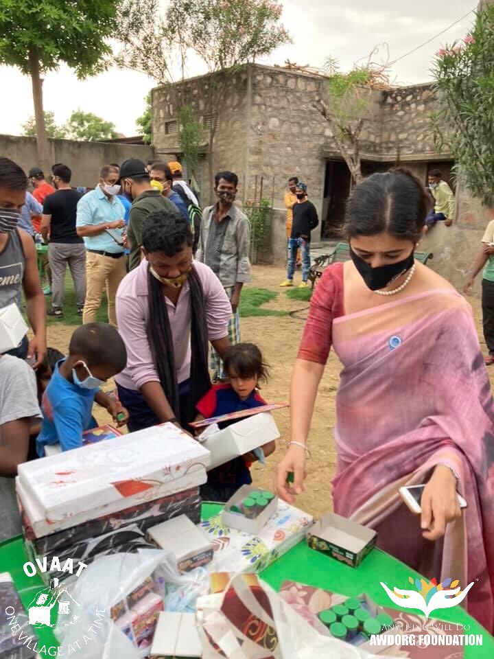 OVAAT_1VILLAGE's tweet photo. 100+ ration kits, toys, goodies distributed by @OVAAT_1VILLAGE in association with @awdorg, @FairmontJaipur 
Special thanks to @sonalkalraht @HGSDhaliwal @karma_bharat @MigrantTravel #hathigaon #jaipur #covid @TOIJaipurNews @GraminJaipur https://t.co/J3UD8WC6hZ