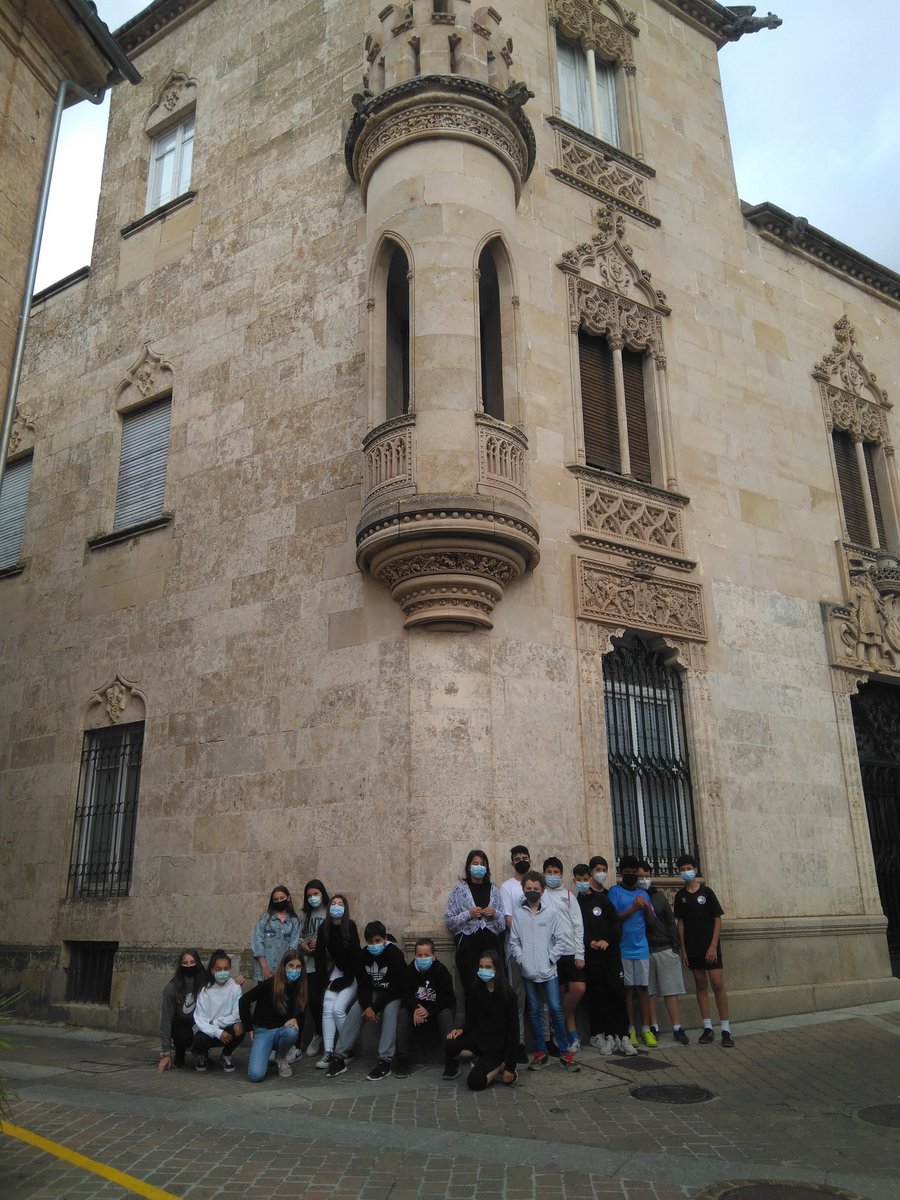 ampafraydiego's tweet photo. El @ampafraydiego , en colaboración con el @IESFRAYDIEGO ,  ha organizado diversas actividades en este final de curso, entre ellas visitas guiadas a Ciudad Rodrigo para los alumnos de 1° ESO con @AGOTCIR https://t.co/3qpVh5ii9m