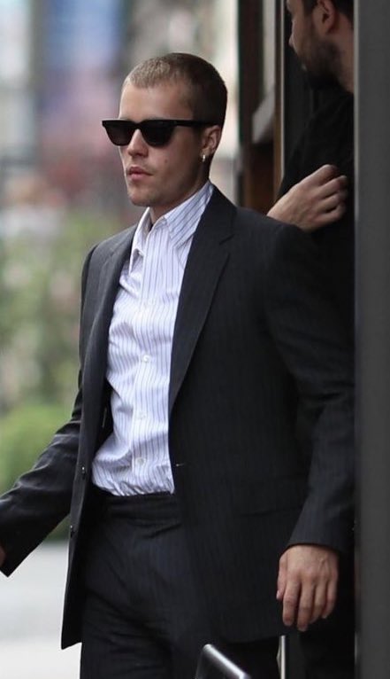 biebersdepths's tweet photo. JUSTIN BIEBER WITH A BUZZCUT IN A SUIT THAT’S IT, THAT’S THE TWEET https://t.co/TldFseMpuc