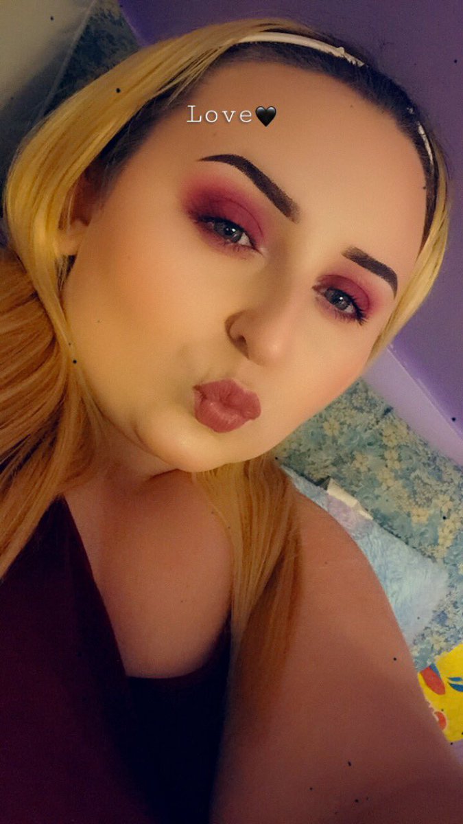 thatonecreativ1's tweet photo. It’s my birthday today, guys! I hope today goes well for once. 😅 #happybirthday #birthdaygirl #makeupartist #makeup #beautiful #pretty #thickgirl https://t.co/L2krlrCqHG