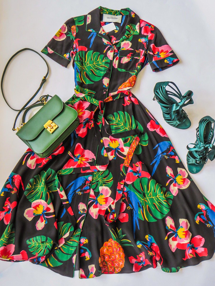 ArchLabelAgency's tweet image. A truly beautiful silk exotic parrot print dress by #Valentino (£290, size 8)🦜 styled with a stunning #markcross Dorothy bag (£850, rrp £2035)🍹 and #gianvittorossi green silk heels (£220, size 40) 🏝 #summerdress #ootd #preloved #recycledfashion #sustainablestyle #wearforever