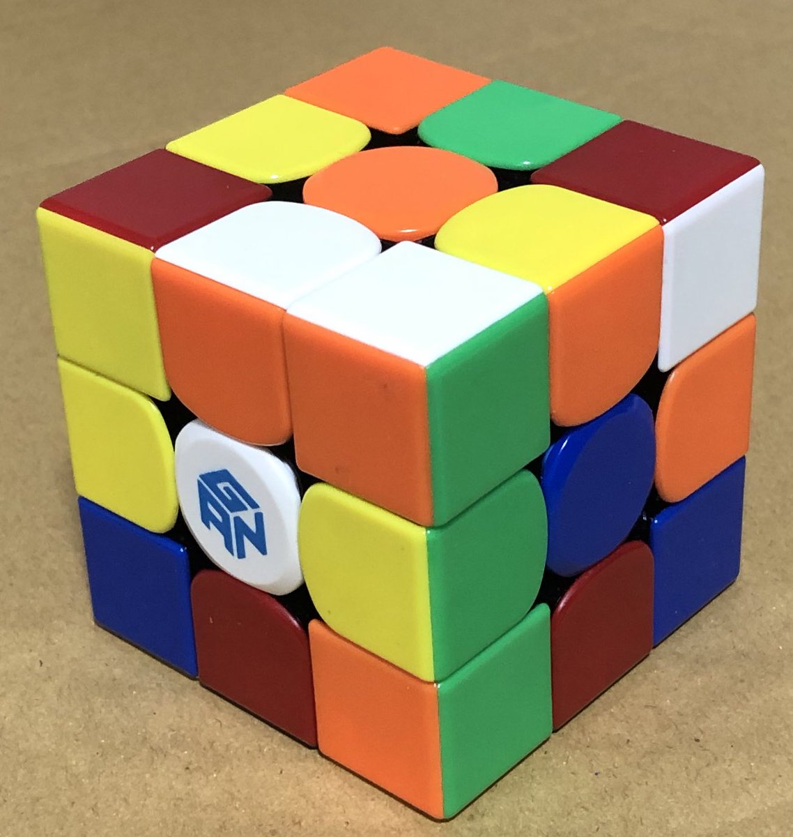 たかじん ちょっといいルービックキューブ 高速に回せるし パーツが外れることもほぼ無い 難点は日本配色ではないので世界配色に慣れる必要がある