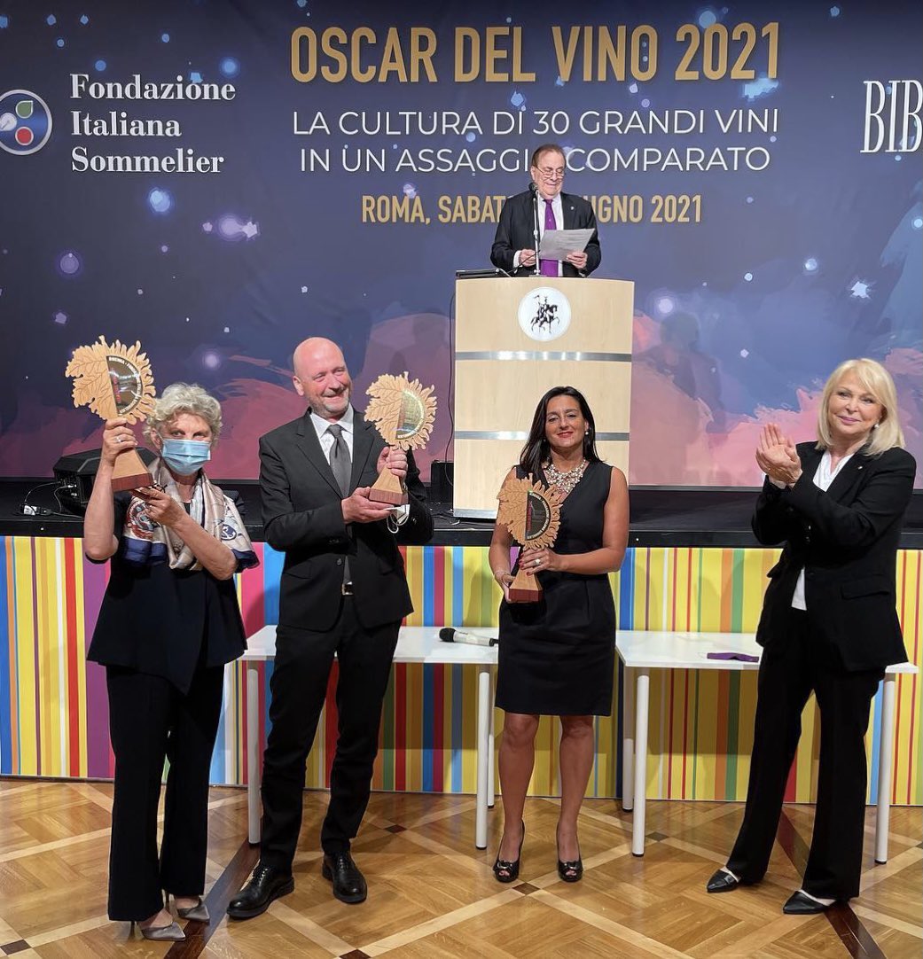 WineNewsIt's tweet photo. #OscarDelVino2021: uno dei #premi più “glamour” d’Italia by #FondazioneItalianaSommelier e @Bibendaofficial. I migliori ? #Brunello #CasanovaDiNeri, #Champagne #Encry, #Amarone #Quintarelli, #Franciacorta #CaDelBosco, #LivioFelluga, Champagne #Heidsiek (#Rare) ... https://t.co/Z5t6pmfh8P