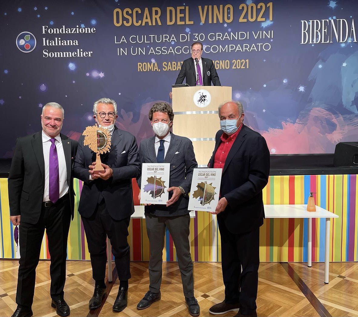 WineNewsIt's tweet photo. #OscarDelVino2021: uno dei #premi più “glamour” d’Italia by #FondazioneItalianaSommelier e @Bibendaofficial. I migliori ? #Brunello #CasanovaDiNeri, #Champagne #Encry, #Amarone #Quintarelli, #Franciacorta #CaDelBosco, #LivioFelluga, Champagne #Heidsiek (#Rare) ... https://t.co/Z5t6pmfh8P