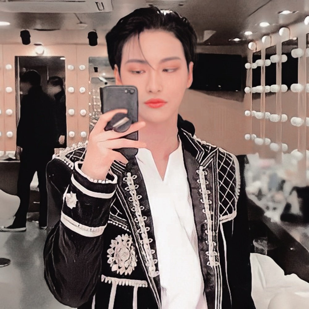 #SEONGHWA said "i want you to love yourself more than before" ㅡ ♡ #ATSD #ATINYSELCADAY #ATINY #성화 #ATEEZ <a href="/ATEEZofficial/">ATEEZ(에이티즈)</a> 

then mirror mirror on the wall, who is the fairest of them all? yas, seongㅡra coty ㅋㅋㅋ