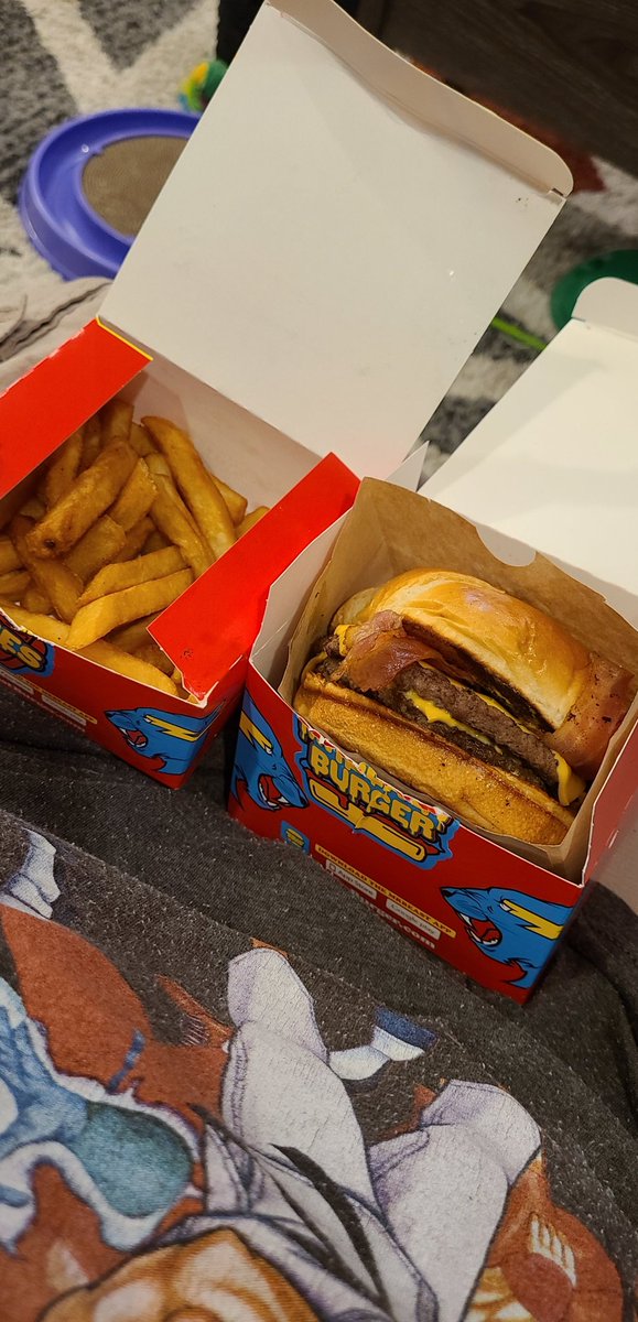 tfrkingpin's tweet photo. @MrBeastBurger was super excited to try MrBeast Burger and Crinkle fries payed almost $50 just for Disappointment smh I'm sure when made correctly the food is 🔥  the burgers were not smash burgers and the fries weren't even crinkle this location not holding up the standard https://t.co/OfLHraULns