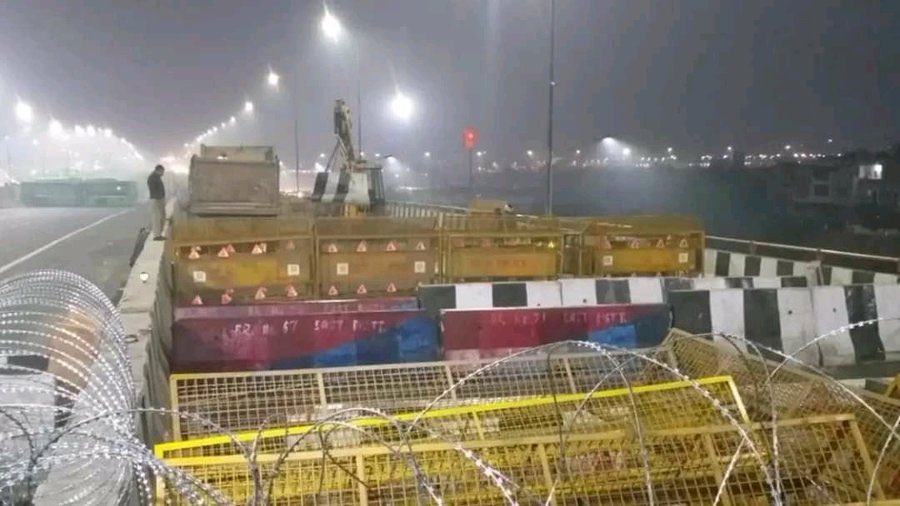 KisanEktaMarch's tweet image. शाम  आ  रही  है,  डूबता  सूरज  बतायेगा,
हम और कितनी देर हैं, तुम और कितनी देर।

#FarmersProtest