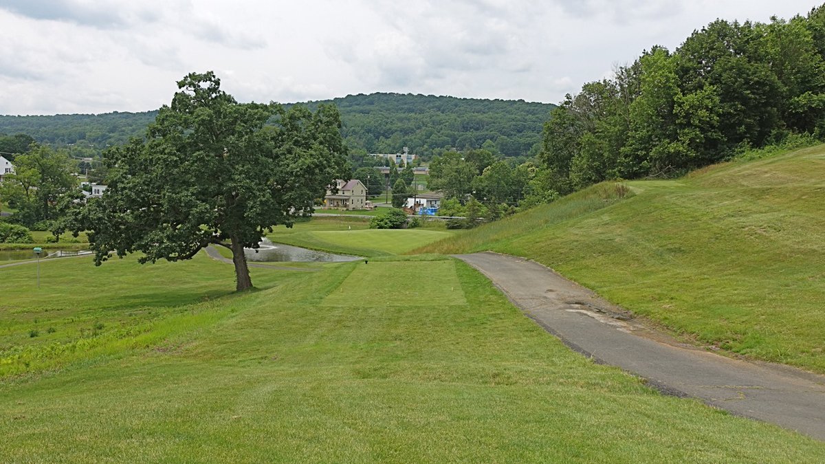 jwbausch's tweet photo. If you haven't played Schuylkill CC (Orwigsburg, PA) and get an invite, I'd encourage you to see this awesome course. It opened in 1921 w/ 9 holes by WPJr, then in 1945 a second 9 by DRoss. Tweaks since by RPrichard.

Photo album:

https://t.co/zFHCF4TLF9

Select pics from visit: https://t.co/ihGWnj2k4Y
