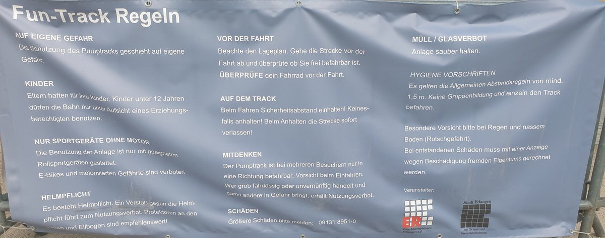 kaeptn99's tweet image. @EN_Online @erlangen_de Der #FunTrack auf dem Neustädter Kirchenplatz ist ja ganz witzig. Aber wer dachte eigentlich, dass das ohne Aufsicht abgeht? Die Regeln auf dem Plakat beachtet niemand. Abstand? Helm? Mitdenken? Hygiene-Vorschriften?
hahahahahahahaha 😂