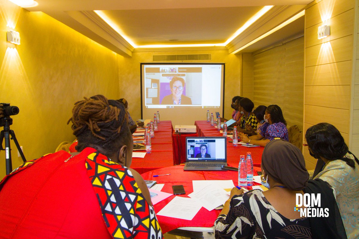 Guin_Audacieuse's tweet photo. #TableRondeParlementaireGN
Discours d'ouverture de @skochmehrin Fondatrice et Directrice exécutive @WomenEnt en présence de la 3ème Vice-Présidente du parlement #Guinee Hon. Hadja Diakhagbè Kaba et de l'Hon. @domani_dore co-hôte de l'évènement.
#WPLSummit
#ChangeonsPourChanger https://t.co/OBHTozvXEc