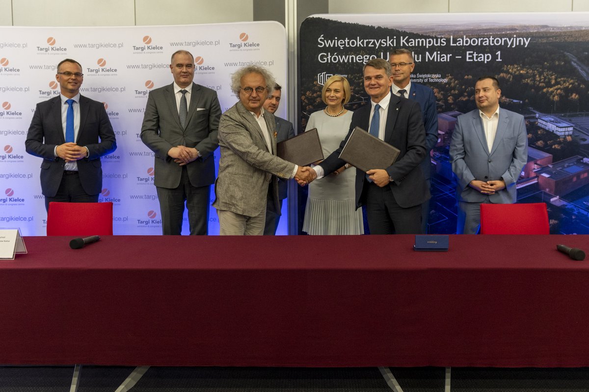gumgovpl's tweet photo. O współpracy z #KampusGUM w obszarze badań i rozwoju rozmawiali na #TargiKielce z przedstawicielami świata biznesu: Prezes GUM prof. Jacek Semaniak, Wiceprezes Andrzej Kurkiewicz oraz Dyrektor Generalny Piotr Ziółkowski. https://t.co/UWy6ajHyNK