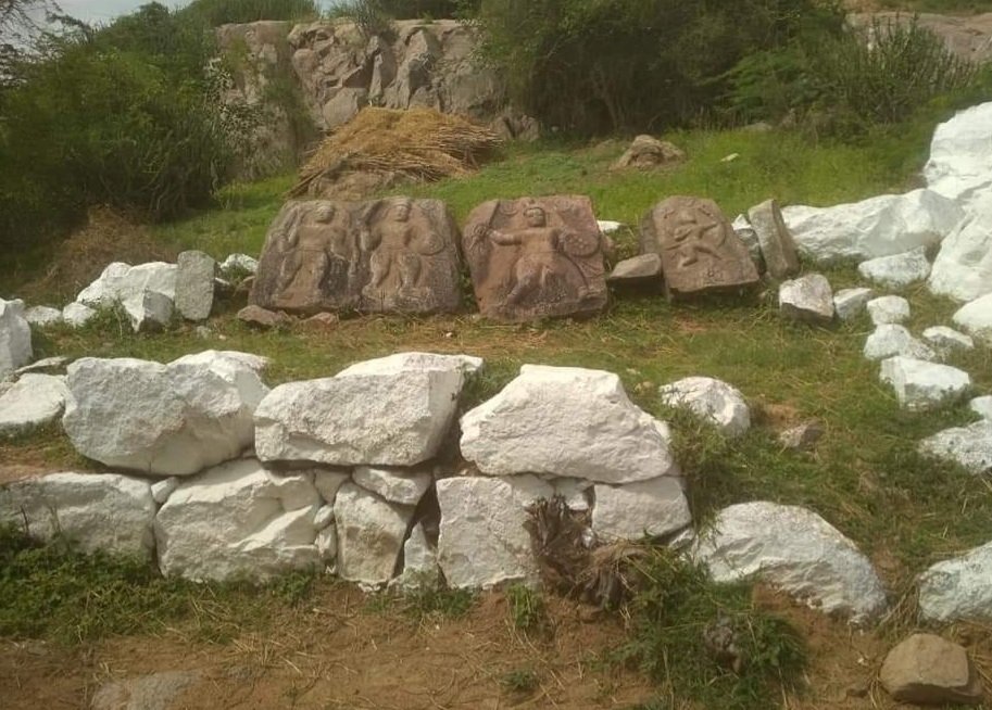 AyyangarBksr's tweet photo. Hero stones at Mylapura village, #Karatagi Taluk #Koppal dist., #Karnataka state #TwitterIndia #ASIGoI #AkashvaniAIR #TheSaveTemples https://t.co/zHOrNOsbwL