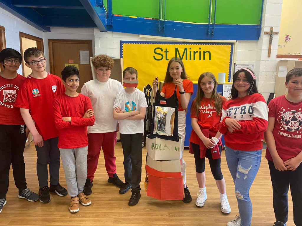 OLM_Primary's tweet photo. P7c worked in their Houses today to create fashion items using recyclables #pupilledlearning #dayofcolours https://t.co/57PU6lwgfR