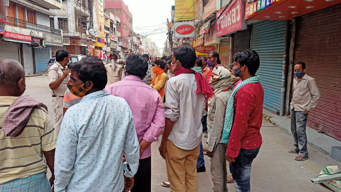 DCPEastDelhi's tweet photo. Awareness programme  to follow #CoronaGuidelines are being organized by our #BeatOfficers specially in crowded/market places regularly

#WeCare
#DelhiPolice

@DelhiPolice
@CPDelhi https://t.co/gIgsHupNHS