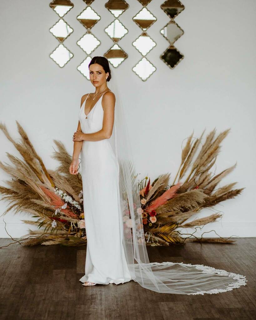 WeddingVeilShop's tweet photo. The Scarlett veil is a real favourite with our brides. The organic, leafy edge is really eye-catching and a change from traditional floral scalloped laces. 🤩 
*
*
#longveil #fulllengthveil #cathedralveil #chapelveil #floorlengthveil #cathedrallengthveil #chapellengthveil #ve… https://t.co/4HCLXIU1uK