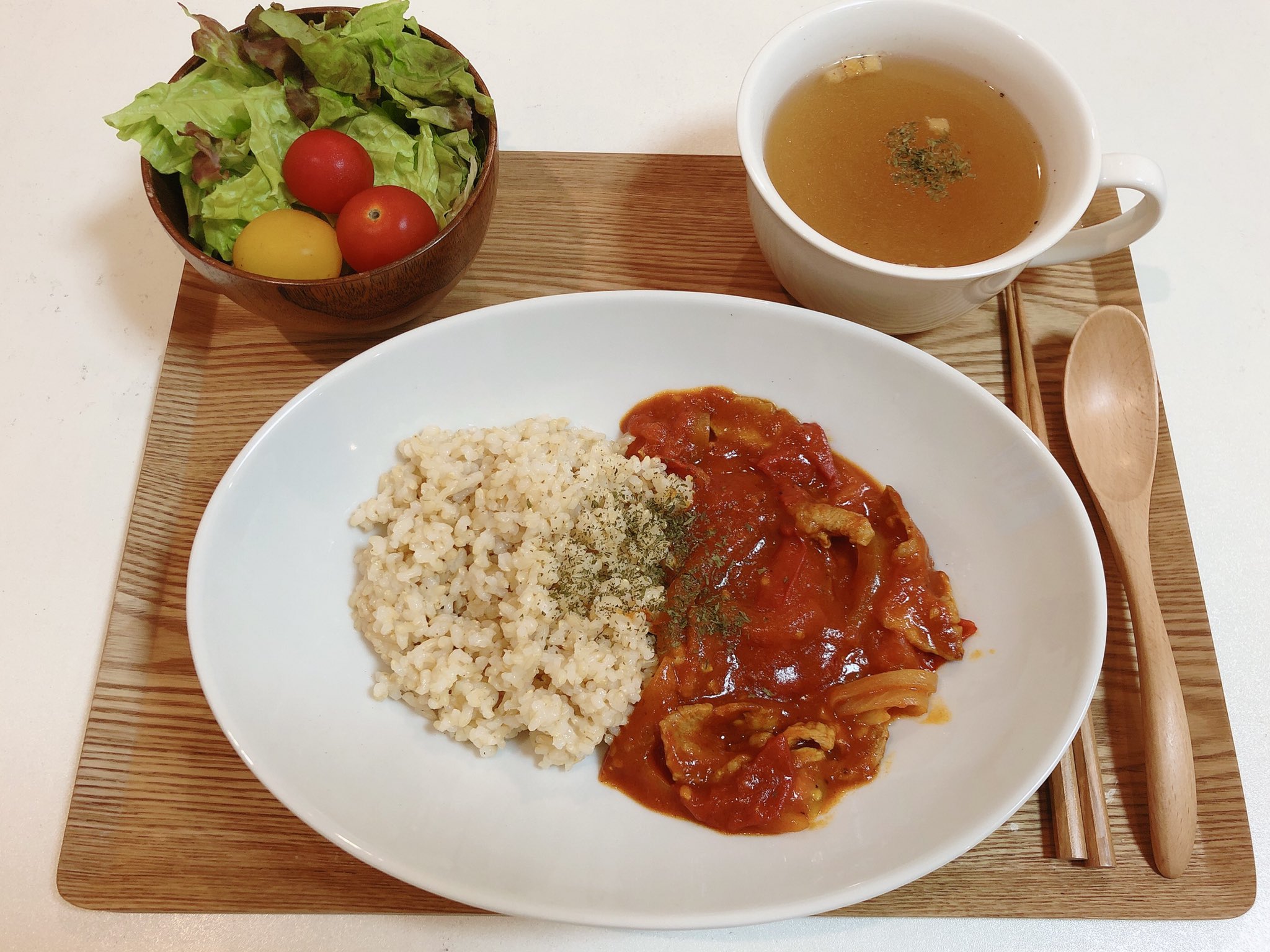 山本貴子 おうちごはん ハッシュドポーク 野菜サラダ ルーを使わずトマトペーストとトマト ウスターソースで作りました 10分煮込むだけの簡単レシピ 時短でもコクが出ていて美味 てづくりごはん 料理好き 料理 料理記録 洋食 玄米