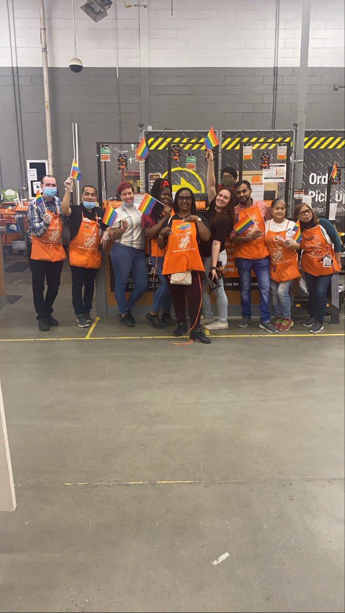 BrittanyMOrtiz1's tweet photo. 🏳️‍🌈 🧡IT’S PRIDE WEEK HERE @0935!!!!! 🧡🏳️‍🌈 Starting off this wonderful week hanging some flags!!!! Next we’re handing out pins for our aprons!!!!! LETS SO OUR PRIDE AND SUPPORT!!!! ✨🧡🏳️‍🌈 @TDonnelly921 @arothrock70 @Maira_THD @paul_ganz https://t.co/RF25t3GqDs
