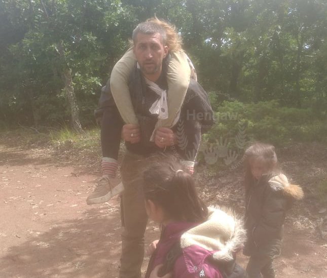 I. Dünya Savaşı yılları:

Açlıktan ölen oğlunu sırtında mezarlığa taşıyan Kürt baba, Kerkük

2021, Rojhelatlı Kürt mülteci Yunanistan'dan geçerken kalp krizi sonucu hayatını kaybeden eşini sırtında taşıyor.

“Ve Kalbim bir Kürt cemresidir mavi dağlar üzerinde." M. Derviş