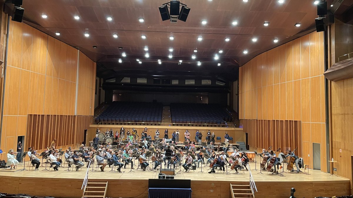 OSPAcom's tweet photo. ¡Ya estamos todos! EntreQuatre y el Coro de @VoBlaNa👏🏻👏🏻👏🏻 Ensayo en el #DiaEuropeodelaMúsica con el maestro César Álvarez.

#ospa https://t.co/oq8eGXLKVm