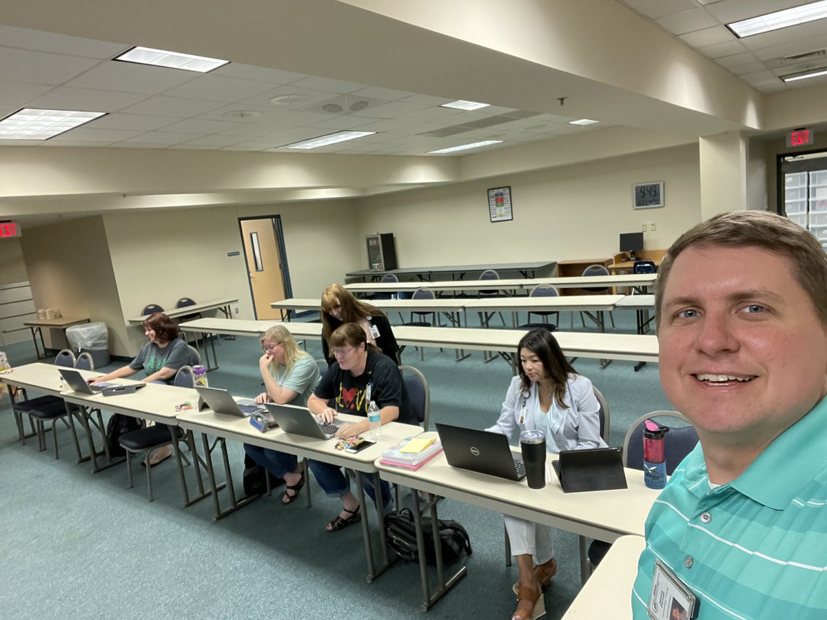 Having fun learning <a href="/nearpod/">Nearpod</a> with <a href="/SashaLBeavers/">Tech Sparks</a>, @SusanACook02, @MsWalkergfes, <a href="/High_CountryLib/">High Country Library</a>, and others 😂#EMSProud #EMSISDITS