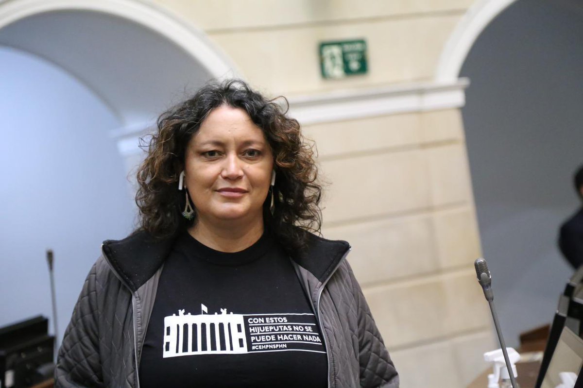 Angélica Lozano es una cínica: vota a favor de la Sobretasa a la gasolina para favorecer a Claudia López y sale vistiendo esta camiseta. Muerte política para esta sinvergüenza. RT