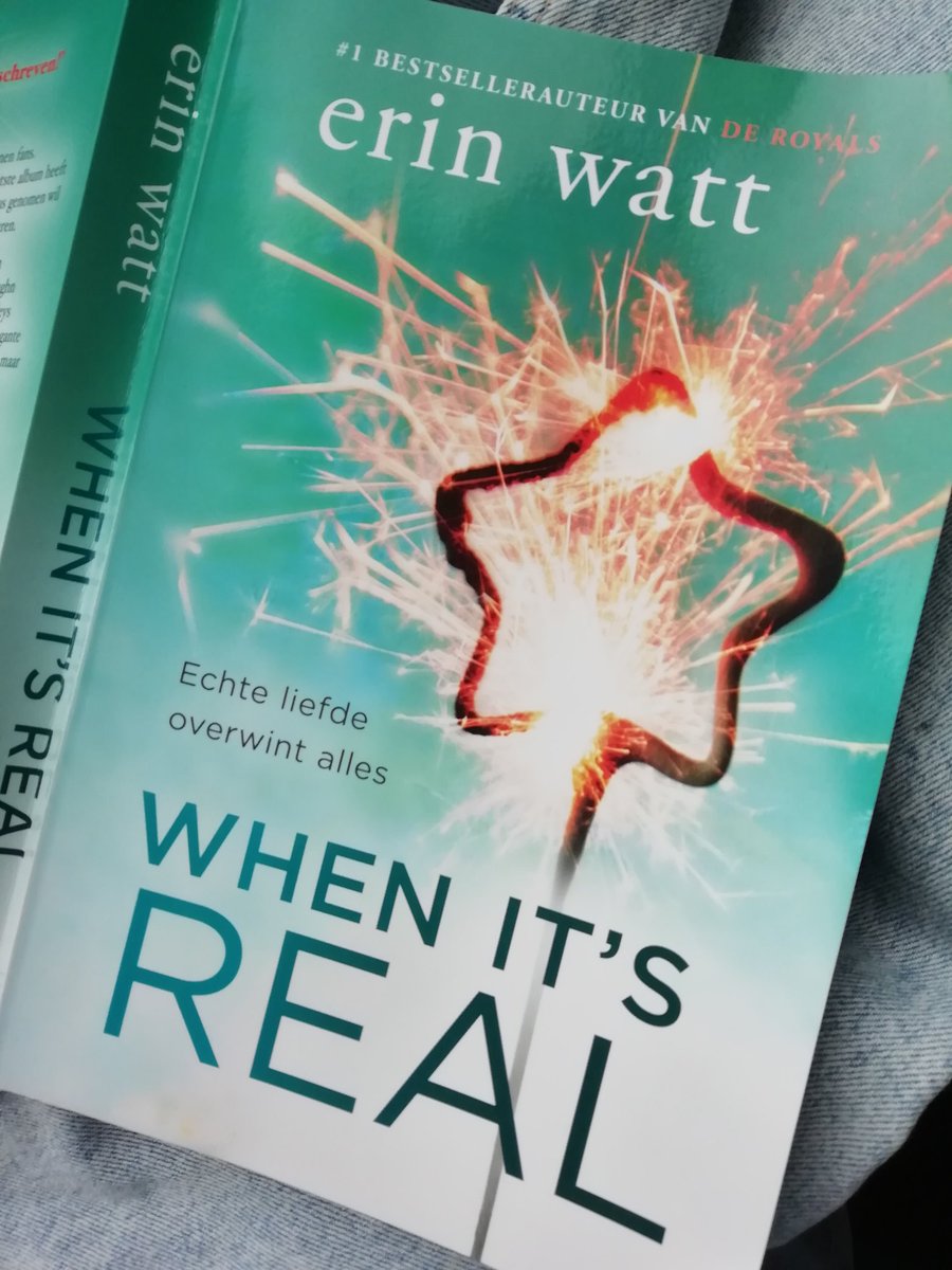 JoannekeP's tweet image. Dochter (14) hield dit weekend nog gloedvol betoog tegen buurman waarom lezen zo stom was, maar zit nu al de hele middag in hoekje van bank non-stop gebogen over dit boek.
"Als je niet van lezen houdt, heb je het juiste boek nog niet gevonden"
#directioner #1Dfan #leesoffensief