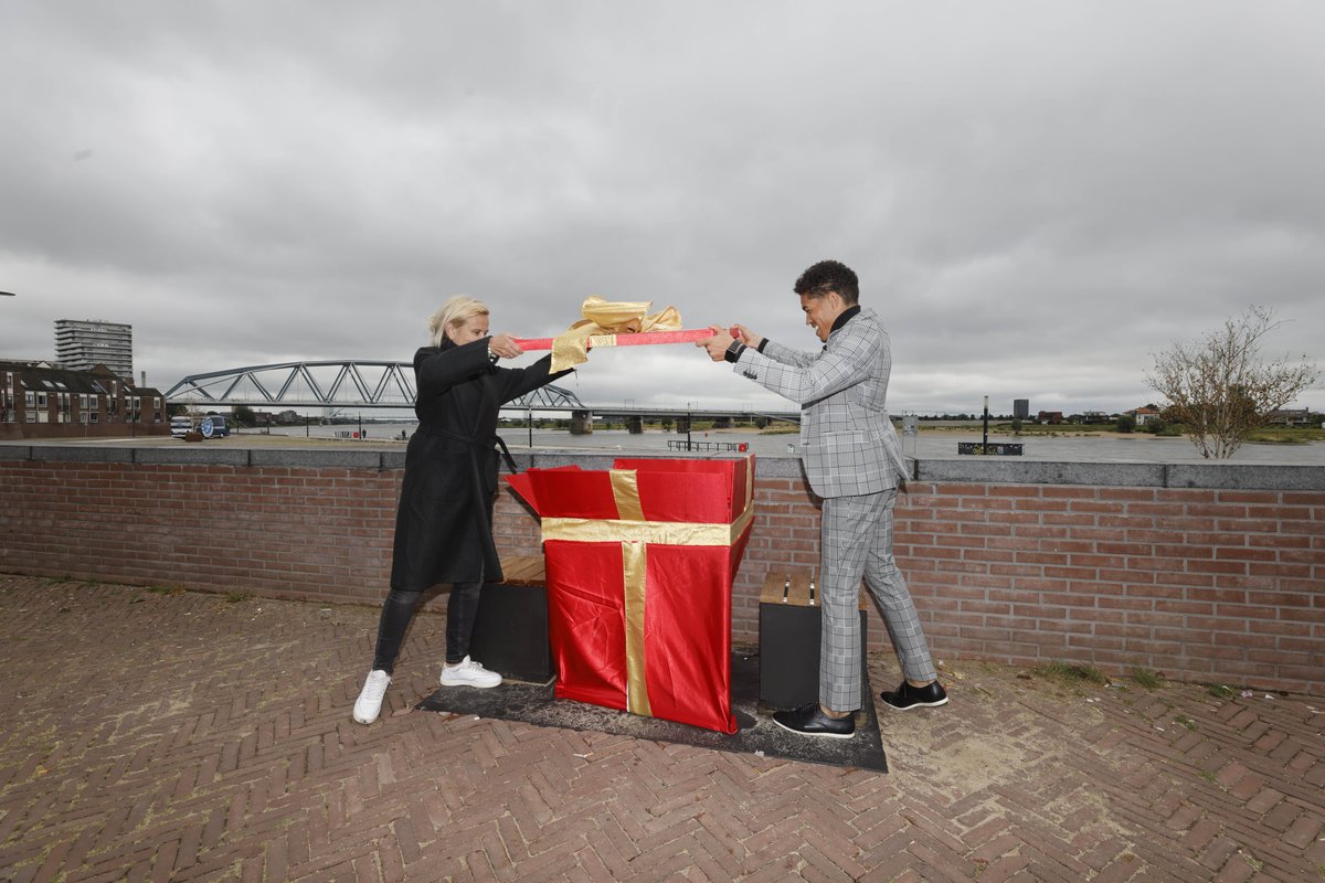 gem_Nijmegen's tweet photo. Vanaf vandaag kun je schaken in het centrum van #Nijmegen! We hebben 3 schaaktafels geplaatst op het basketbalveldje tussen de Oude Haven en de Waalkade. Je kunt ook gratis lessen volgen. Meer info 👉https://t.co/C8s7e4O2dy   #GemeenteNijmegen #CadeauBinnenstad https://t.co/EVdRT9HYOI