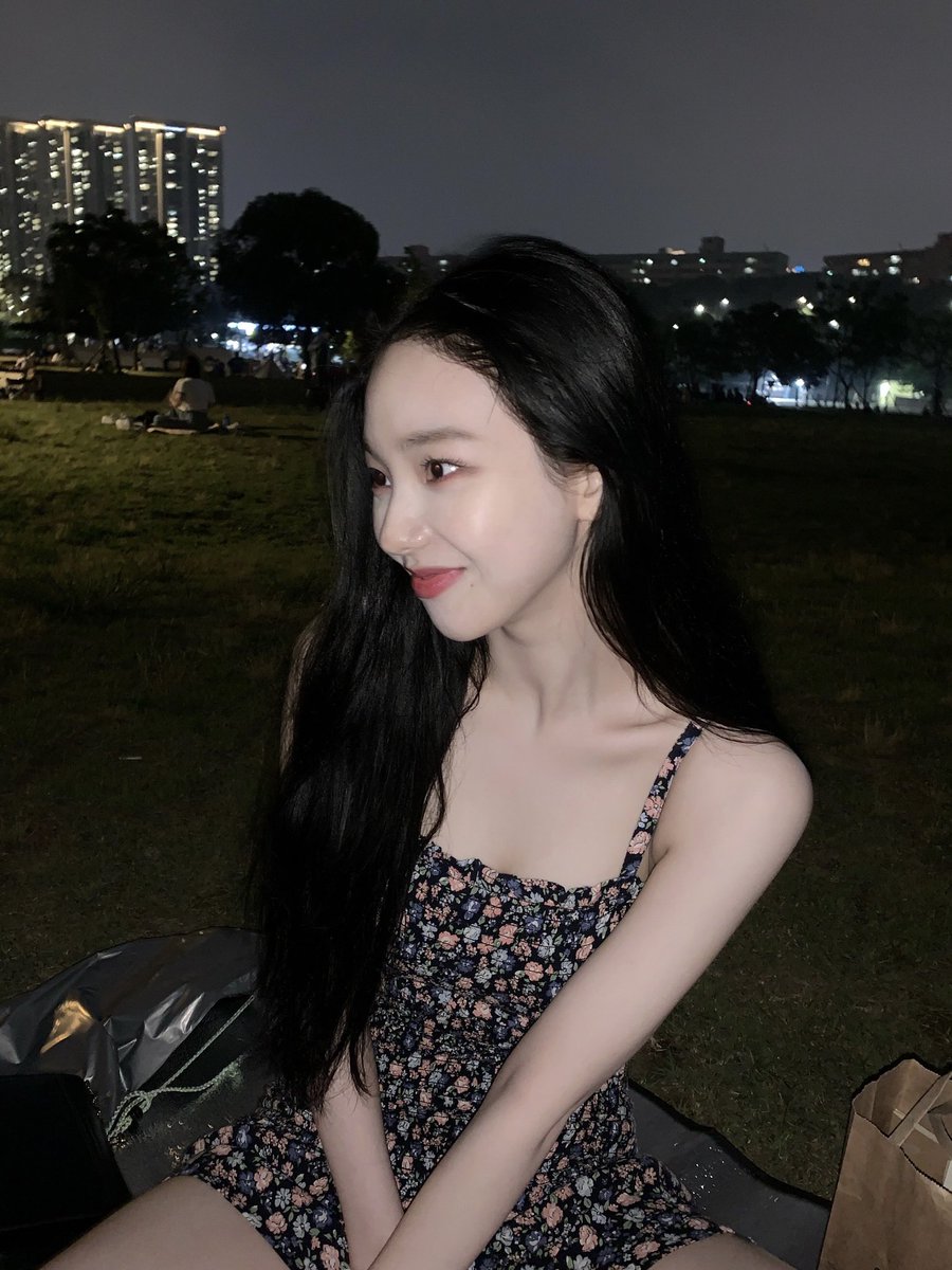 พี่น่าบอกว่ารูปที่แม่น้ำฮันยังมีอีกเยอะเลย จะค่อยๆทยอยปล่อย แค่ 4 รูปแรกยังขนาดนี้แล้ว จะสวยกว่านี้ได้อีกหรอ ขี้โกงมาก