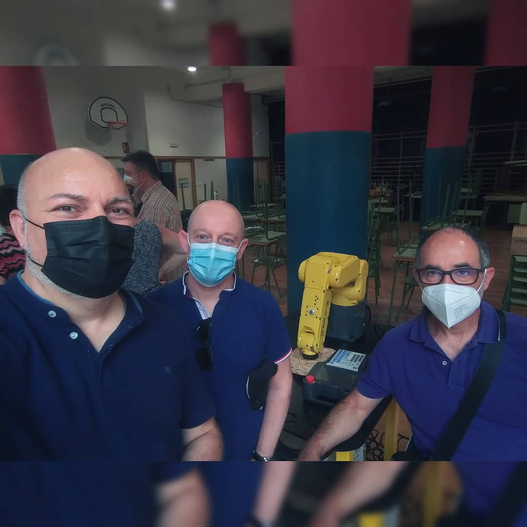 IESElCabanyal's tweet image. El dpto de electrónica del IES El Cabanyal ha recibido de la Conselleria d' Educació, como dotación, un Robot Industrial con visión artificial LR Mate 200iD/4S y su formación en #RoboGuide por parte de @FanucIberia
@gvaEducacio
#FP #DescubreLaFP #YoCreoEnLaFP #LaFPTieneFuturo