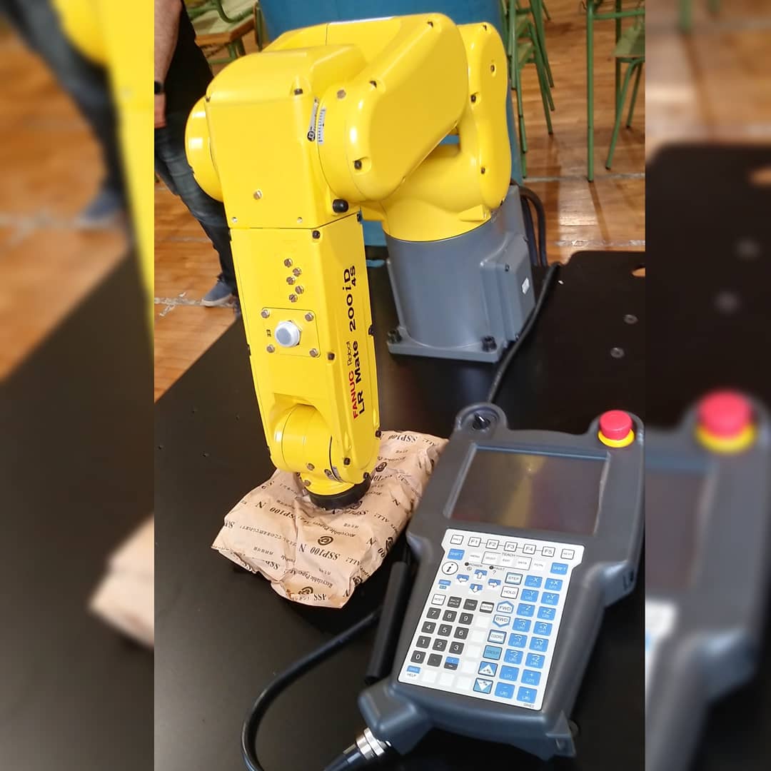 IESElCabanyal's tweet image. El dpto de electrónica del IES El Cabanyal ha recibido de la Conselleria d' Educació, como dotación, un Robot Industrial con visión artificial LR Mate 200iD/4S y su formación en #RoboGuide por parte de @FanucIberia
@gvaEducacio
#FP #DescubreLaFP #YoCreoEnLaFP #LaFPTieneFuturo