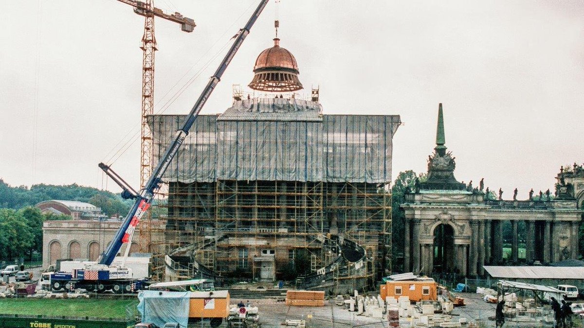 1996: Das Uni-Hauptgebäude am Neuen Palais erhält eine neue Kuppel.

#30jahreUP #30jahrein30tagen #Countdown #NeuesPalais #AmNeuenPalais #Unigeschichte #Potsdam

Foto: K. Fritze