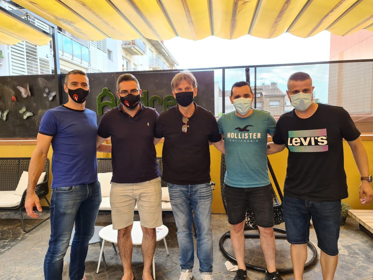 DBR8's tweet photo. Un placer haber compartido un ratito con estos genios de Castellar del Vallés. Ellos son @quicktendr_es Una aplicación q centraliza pedidos de restauración. Emprendedores y culés, con algún “infiltrado”... Unos cracks. https://t.co/CAgI7rkzqd