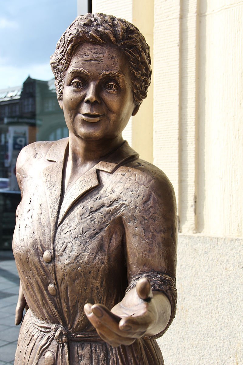 我估计下面这句话要得罪中国女权了:

"当一个完全没有能力的女人，也能提升到重要岗位上时，女性解放才算圆满完成了。"

这是德国已故著名影视歌多栖艺人Heidi Kabel生前讲过的话。

中国女权追求的跟她讲的恰恰相反，不过倒是接近我女儿的大白话，女人就是要追求上台去犯错的自由。

德国自由人🤣