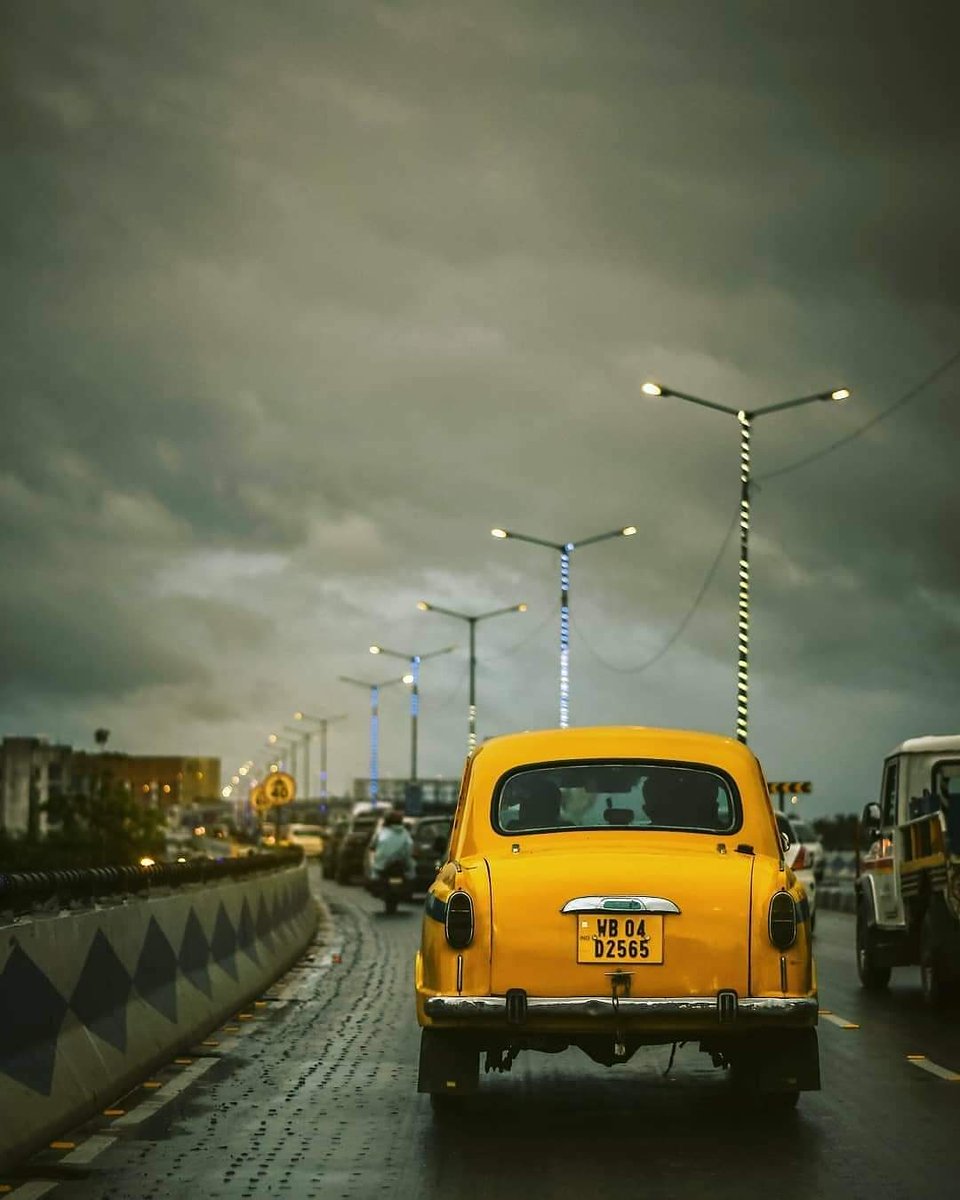 Indianit07's tweet photo. Yellow Taxi &amp; the
Monsoon the most satisfying view of Kolkata.

#YellowTwitter https://t.co/bOeLEhnZeC