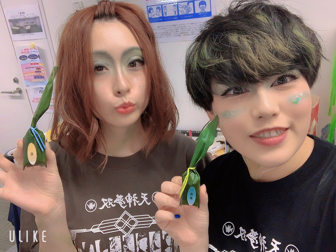 Gush_since1998's tweet photo. 私たちの衣装に着いていたこの葉っぱですが……実は差し入れで頂いた笹寿司の笹なのです🤣琴臣さん「これ衣装に着けようよ〜！」と！天才🤣🤣🤣
キャストの皆様にも協力(笑)していただき、数や位置も毎公演微妙に変化していたんです🌿🍃☘️✨
美味しい上に実用的な笹寿司…素晴らしすぎますね！！！ https://t.co/2psytdfxTW