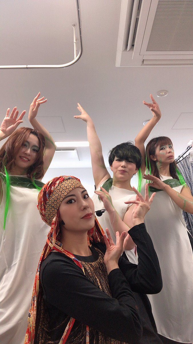 Gush_since1998's tweet photo. 私たちの衣装に着いていたこの葉っぱですが……実は差し入れで頂いた笹寿司の笹なのです🤣琴臣さん「これ衣装に着けようよ〜！」と！天才🤣🤣🤣
キャストの皆様にも協力(笑)していただき、数や位置も毎公演微妙に変化していたんです🌿🍃☘️✨
美味しい上に実用的な笹寿司…素晴らしすぎますね！！！ https://t.co/2psytdfxTW