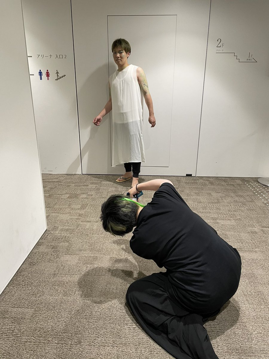 Gush_since1998's tweet photo. 私たちの衣装に着いていたこの葉っぱですが……実は差し入れで頂いた笹寿司の笹なのです🤣琴臣さん「これ衣装に着けようよ〜！」と！天才🤣🤣🤣
キャストの皆様にも協力(笑)していただき、数や位置も毎公演微妙に変化していたんです🌿🍃☘️✨
美味しい上に実用的な笹寿司…素晴らしすぎますね！！！ https://t.co/2psytdfxTW