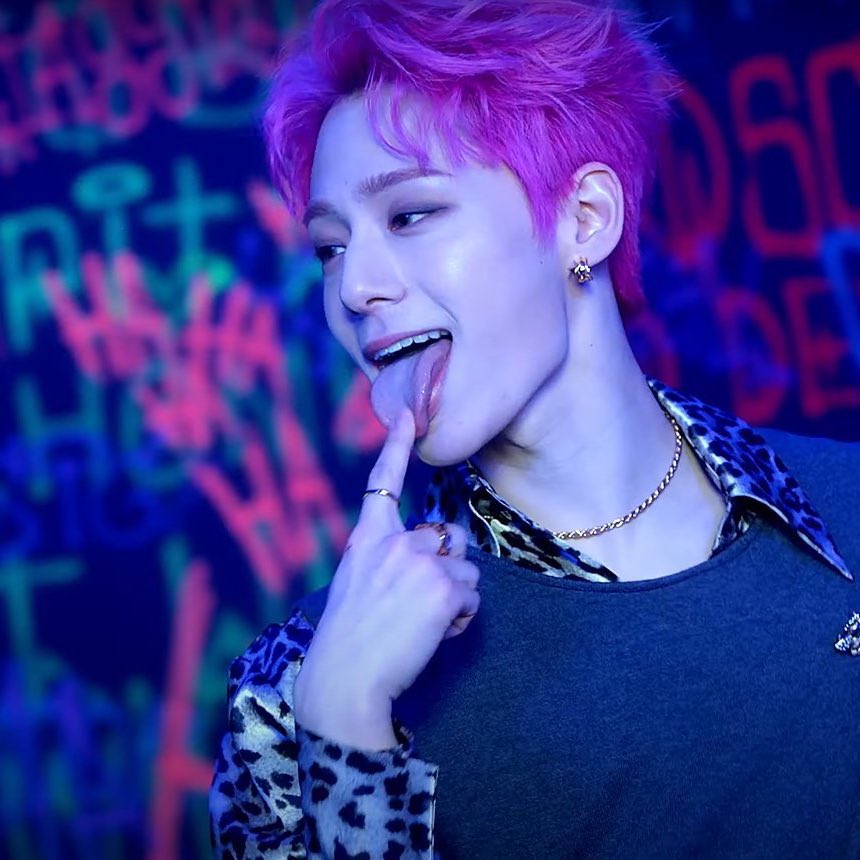 AnnyhColares's tweet image. “só nɑ seduçɑ̃o... bom, eu tentei! ;-;”

[ #TomoonSelcaDay • #TMSD • #환웅 • #hwanwoong • #원어스 • #ONEUS • @official_ONEUS ]