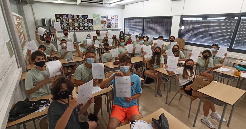 Escolaelcim's tweet photo. L'alumnat de 4t rep els certificats oficials per haver participat activament en el projecte Erasmus+ "Active, Creative, Enterprising". L'enhorabona! #ErasmusPlus
#etwinninig_europe
#ErasmusPlusES
#MiErasmusPlus
@sepie_gob
#activecreativeenterprising https://t.co/xqhMmEqKm3