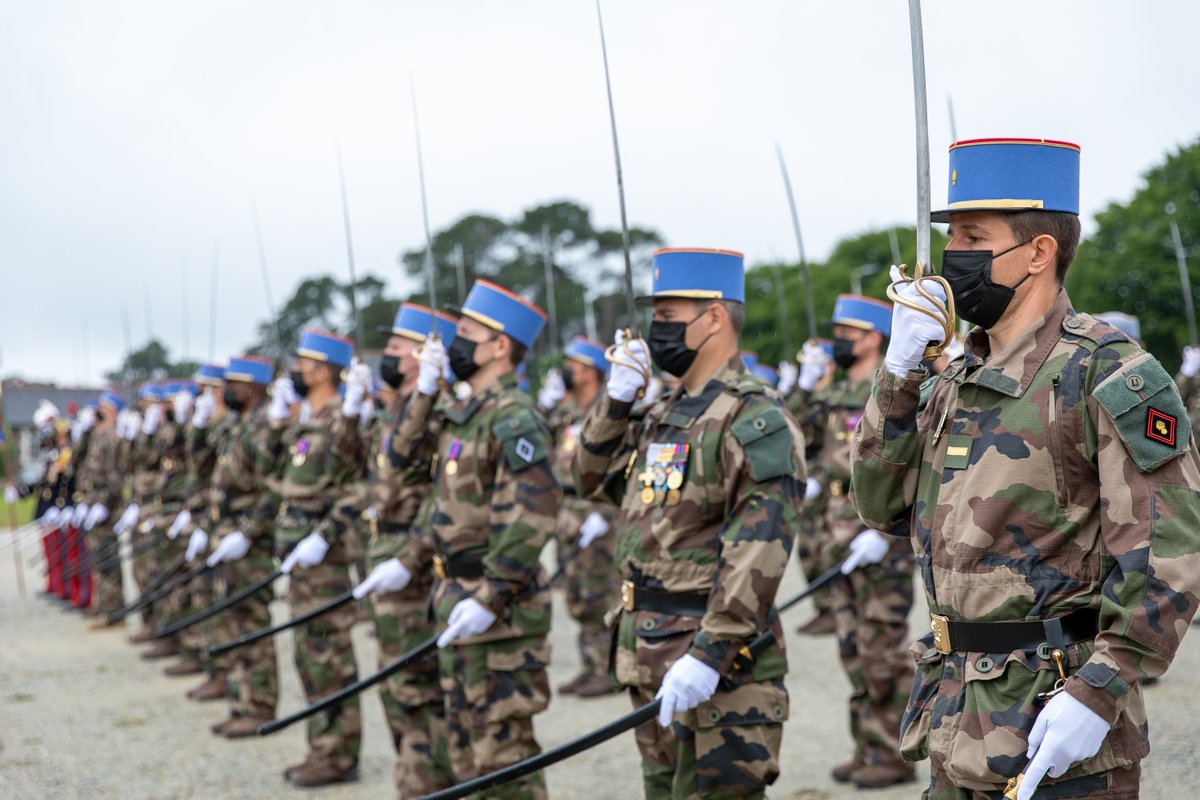 Formation initiale des officiers de #RéserveTerre à l’École militaire des aspirants de Coëtquidan (EMAC). Remise de galons et sabre après 2 semaines de formation.
#LeSaviezVous? L’EMAC forme chaque année environ 250 élèves-officiers de réserve. 🇫🇷 #RéservisteOps
@RecrutemenTerre