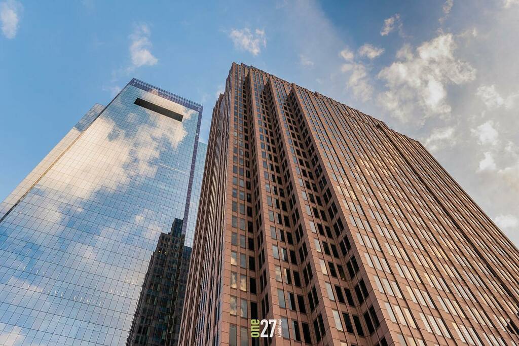 Wouldn’t it be cool if buildings could be cloaked?? 🤣
•
•
•
#reflection #glasswindows #glassbuilding #philadelphia #cityscape #cityskyline #architecturephotography #architecture #architecturelovers #architecturedesign #one27photo