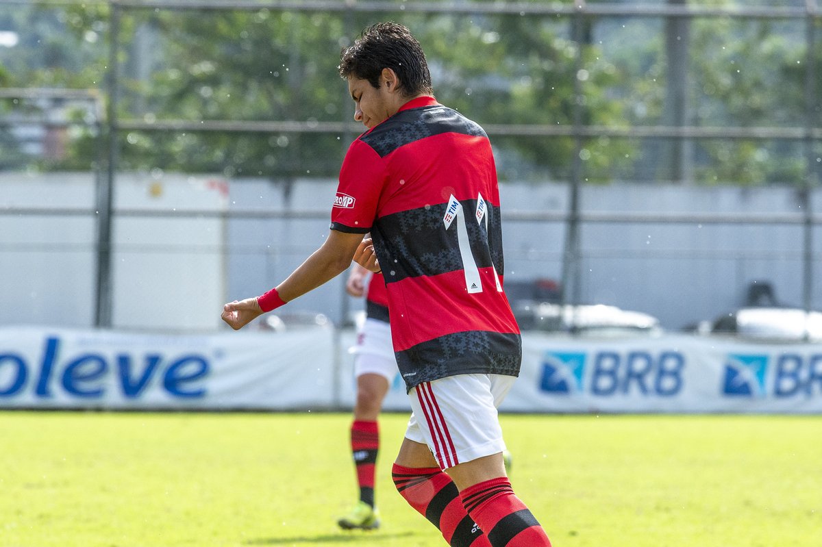 Pela Copa Rio Sub-17, na Gávea, o Flamengo venceu o Botafogo em incrível virada, por 4 a 3. Gols: Rodriguinho, Ítalo Gomes, Samuel e Paulo Roberto. Mais cedo o Sub-15 foi derrotado pelo Botafogo por 3 a 0. #GarotosDoNinho #VamosFlamengo 📸 @mcortesdasilva8 /CRF