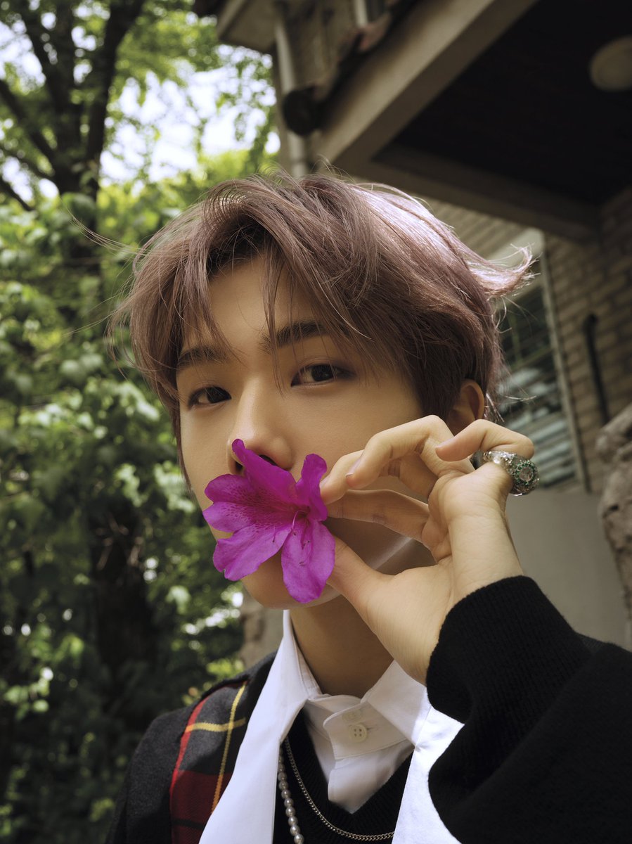 jisungpakr's tweet photo. But I'm cooler. 🤭 https://t.co/AsU2NrIVyZ